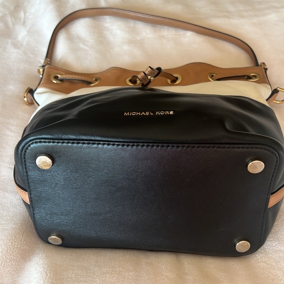 Michael Kors medium bucket bag - Picture 4 of 13